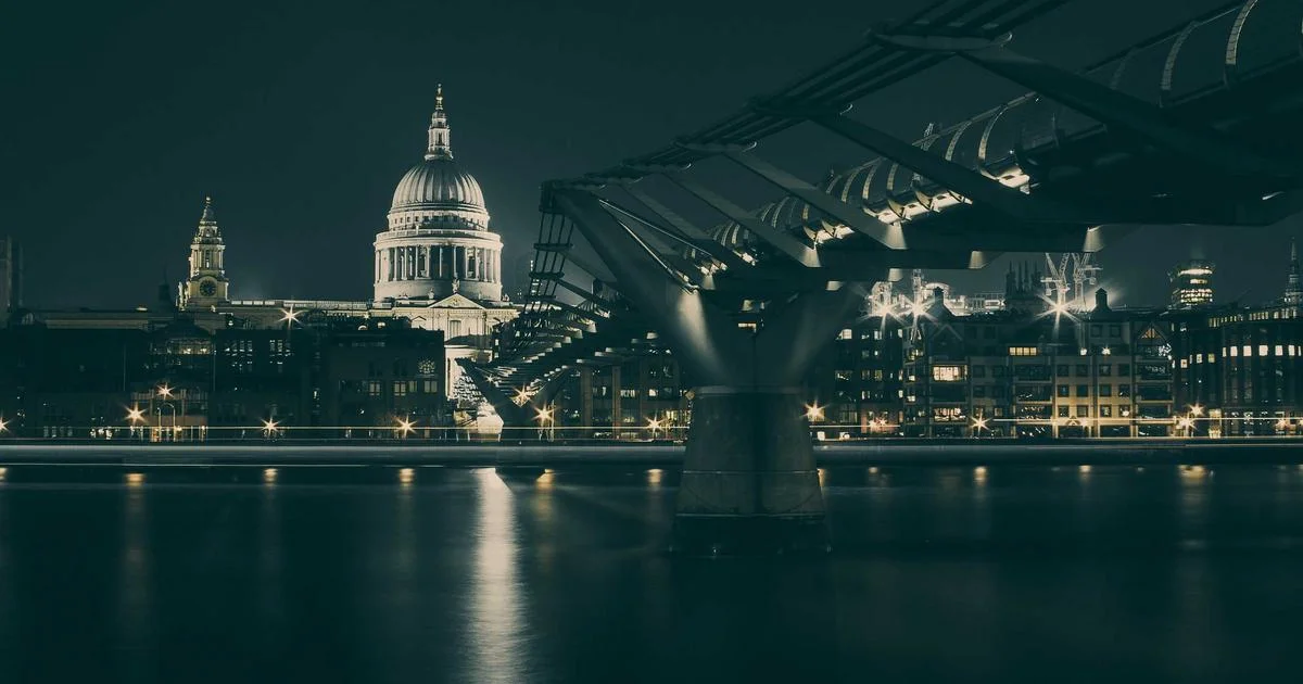 LinkedIn Premium vs HubSpot Sales Hub: Which Is Better for Prospecting?